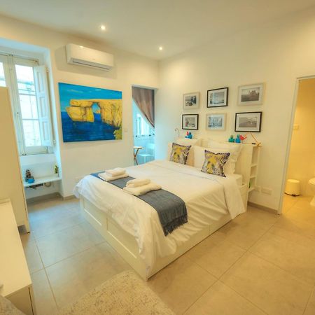 Seaview Sliema 30 Seconds To High Street & Ferry, 2X Double En-Suite Bedrooms, Modern Whole Traditional Townhouse, Kitchen, Living Area, & Roof Terrace Σλιέμα Εξωτερικό φωτογραφία