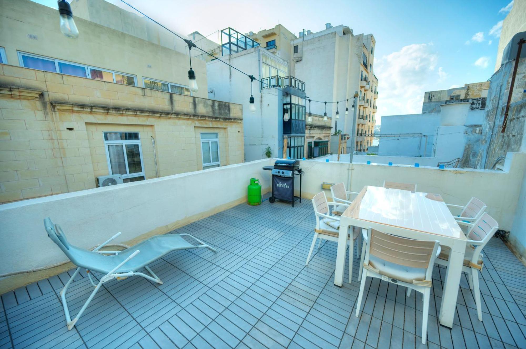 Seaview Sliema 30 Seconds To High Street & Ferry, 2X Double En-Suite Bedrooms, Modern Whole Traditional Townhouse, Kitchen, Living Area, & Roof Terrace Σλιέμα Εξωτερικό φωτογραφία