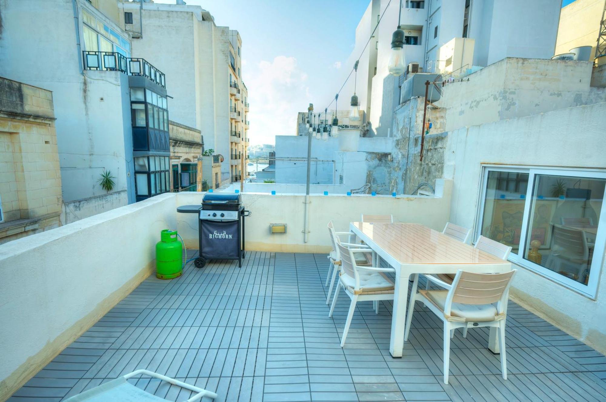 Seaview Sliema 30 Seconds To High Street & Ferry, 2X Double En-Suite Bedrooms, Modern Whole Traditional Townhouse, Kitchen, Living Area, & Roof Terrace Σλιέμα Εξωτερικό φωτογραφία