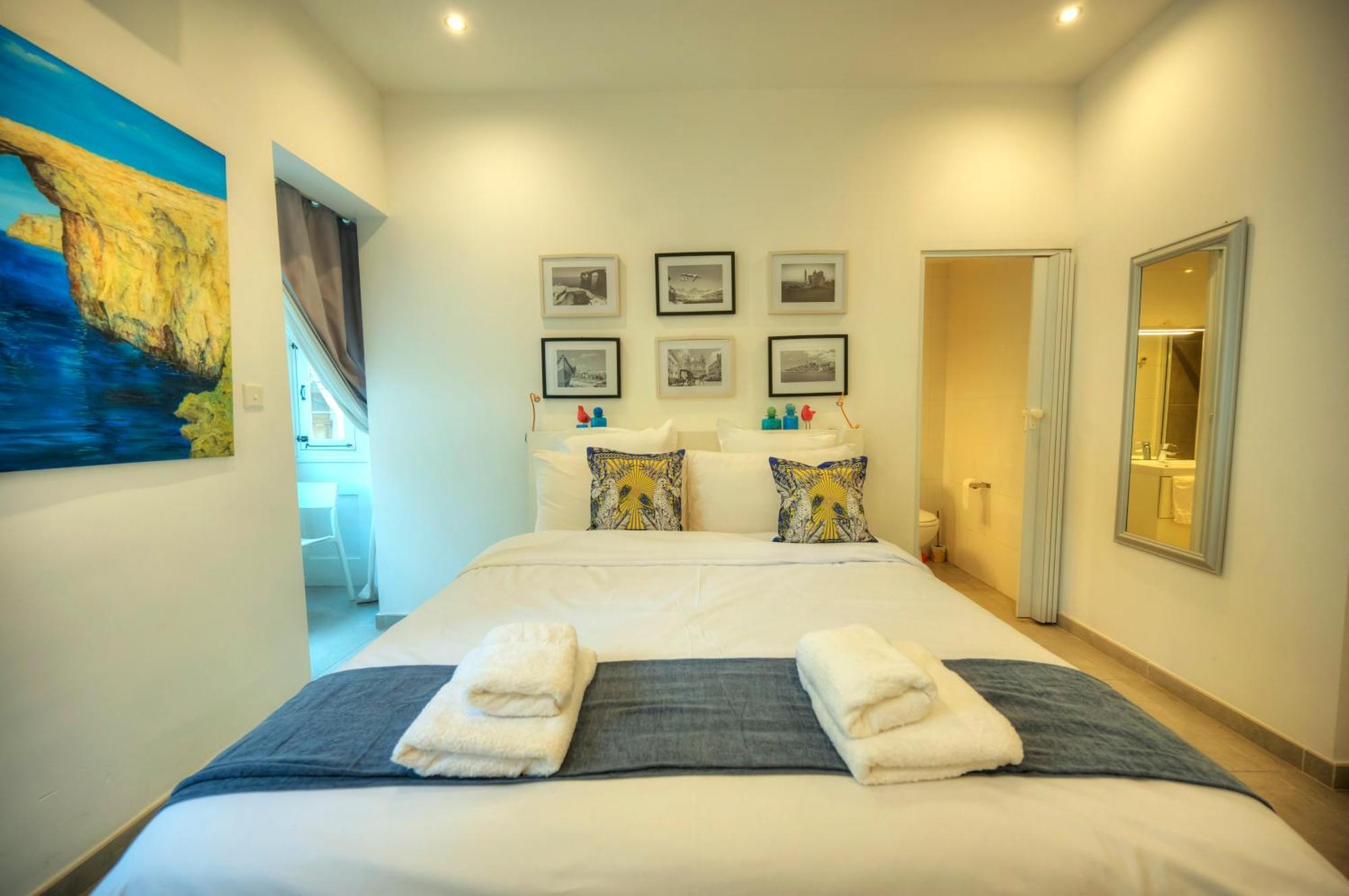 Seaview Sliema 30 Seconds To High Street & Ferry, 2X Double En-Suite Bedrooms, Modern Whole Traditional Townhouse, Kitchen, Living Area, & Roof Terrace Σλιέμα Εξωτερικό φωτογραφία